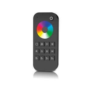 El mando RF negro controla la iluminación LED RGB+W, permite grabar 4 escenas, tiene 24 programas y un alcance de 30 metros.